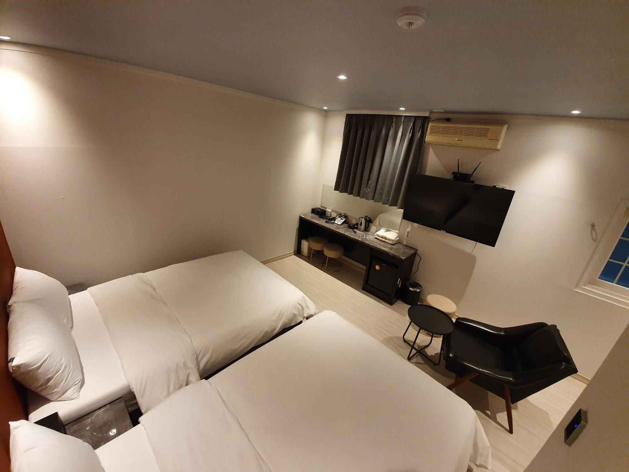 Wo Yongsan Station 3*